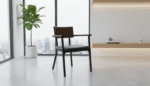 Chaise en bois de frêne et similicuir noir – Image 3